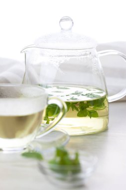 Masada taze nane yapraklı bitki çayı.