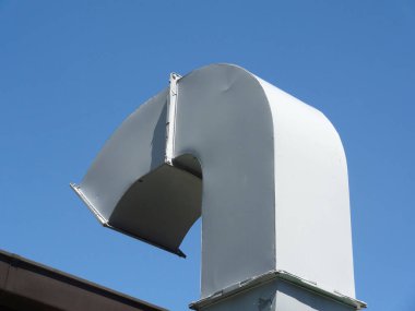 Mavi gökyüzüne karşı havalandırma kanalının kapatıldığı bölüm.