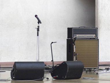 Sahne zeminine mikrofon ve amplifikatör yerleştirildi