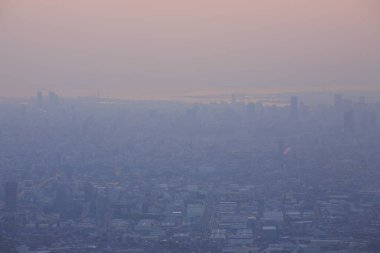 Tokyo şehrinin günbatımında gökyüzü manzarası.           