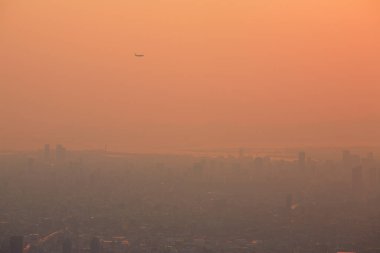 Tokyo şehrinin günbatımında gökyüzü manzarası.           