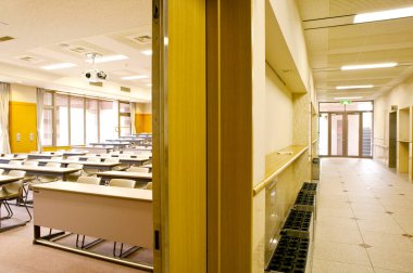 boş sınıf içi ve okuldaki koridor