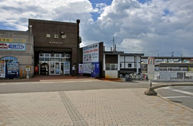 Gün boyunca metropoliten binaların bir fotoğrafı..