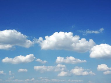 Mavi arkaplanda beyaz bulutlar