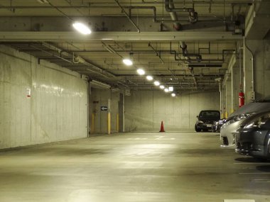 Modern araba parkının iç görünümü 
