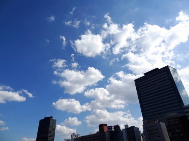 Mavi arkaplanda beyaz bulutlar