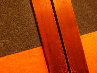 Turuncu desenli yüzeylerin soyut yakın çekimi kesişiyor.