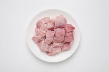 Çiğ domuz eti beyaz zemin üzerine dilimlenmiş