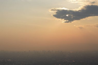 Tokyo şehrinin günbatımında gökyüzü manzarası.           