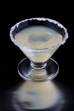 Koyu arkaplanda cam karışımının yakın plan görüntüsü       