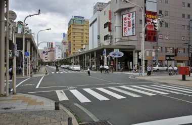 Asya şehrinin yollarındaki hareketli trafiğin görüntüsü.