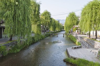 Eski bir kasabada akan nehir manzarası.