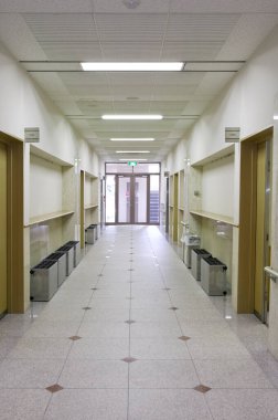 Okul binasında kapısı kapalı boş bir koridor.