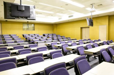 Masalar ve sandalyeler ile boş okul sınıf 