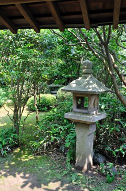 Japonya 'daki Japon tapınağı, arka planda seyahat yeri.