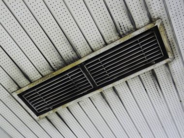 Duvardaki eski klimanın yakın çekimi.