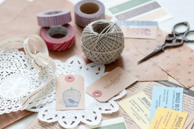 Kağıt, sicim ve makas gibi çeşitli el işi malzemeleri.