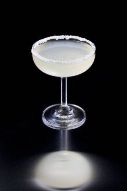 Koyu arkaplanda cam karışımının yakın plan görüntüsü       