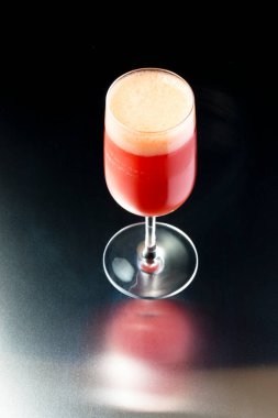 Koyu arkaplanda cam karışımının yakın plan görüntüsü       