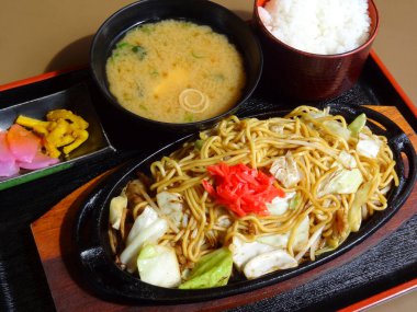 Arka planda ramen 'in mutfak fotoğrafı, yakın plan.