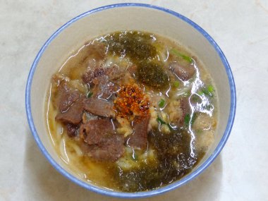 Japon mutfağı, çorba, masada kızarmış domuz eti. 