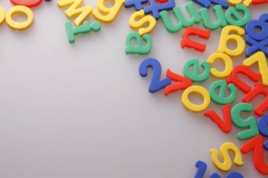 Beyaz arkaplanda renkli harf ve sayılar