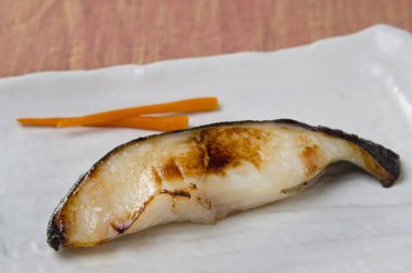 Japon yemekleri ve ızgara kalamarın yakın çekim görüntüsü.    