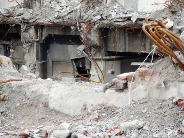 yok edilen bina yakın çekim görüntüsü