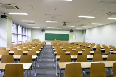 Boş sandalyeli boş okul sınıfı