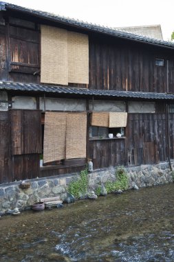 Şehirdeki eski ahşap ev.