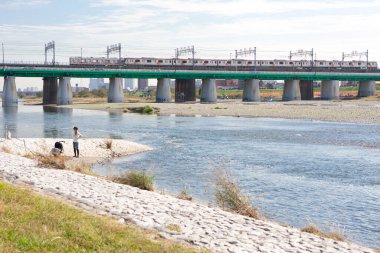 Şehirdeki bir nehrin üzerindeki demiryolu köprüsü.