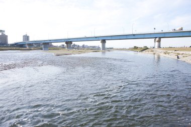 Şehirdeki nehrin üzerindeki köprünün manzarası  