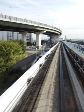 Şehirdeki Japon demiryolu manzarası