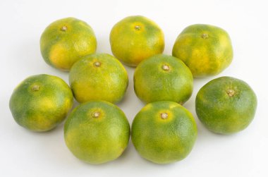 beyaz arka planda taze mandalina meyveleri