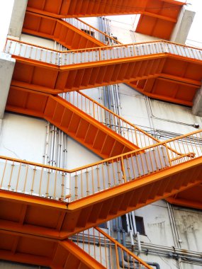 Metal tırabzanlı merdiven