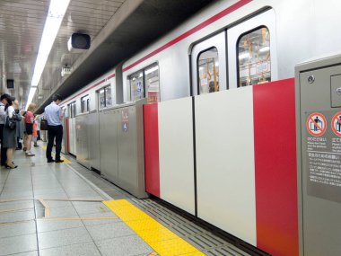 Metro istasyonundaki insanlar.