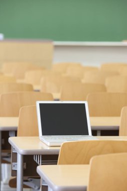 Tahta masadaki dizüstü bilgisayarın yakın görüntüsü