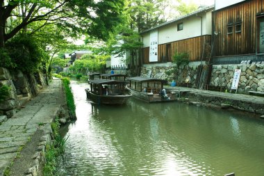 Şehirdeki nehrin oradaki eski kasaba.
