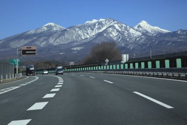 Yol ve dağ manzarası 