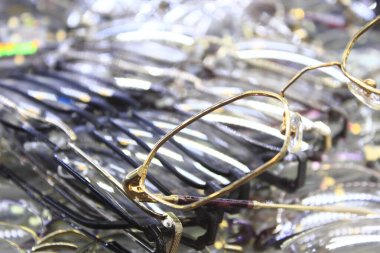 Altın bardaklar çeşitli gözlük çerçeveleri arasında dinleniyor.