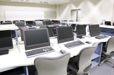 Bilgisayar, dizüstü bilgisayar ve masa ile modern okul iç tasarımı