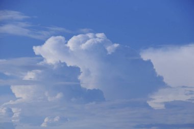 Güneşli bir günde beyaz bulutlar ve mavi gökyüzü