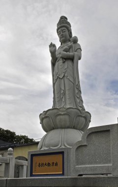 Şehirde bir Buda heykeli 