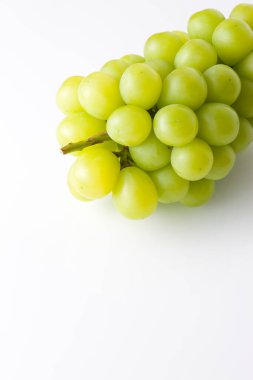 Beyaz arka planda taze üzümler, yakın plan.    