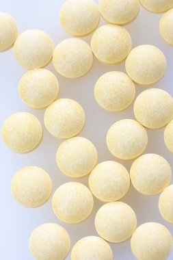 Masada bir sürü hap var, kapat.