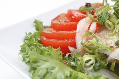 Domatesli sebze salatası.