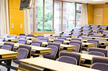 sandalye ve masa boş sınıf