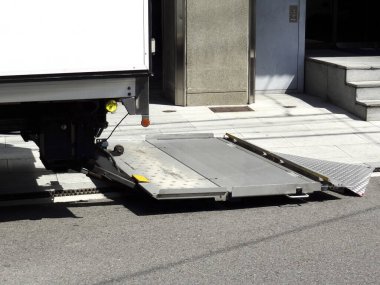 Kamyon yükleme rampası şehir kaldırımına uzandı