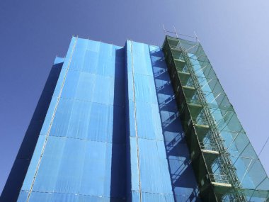 Güneşli bir günde yeni bir modern bina inşaatı