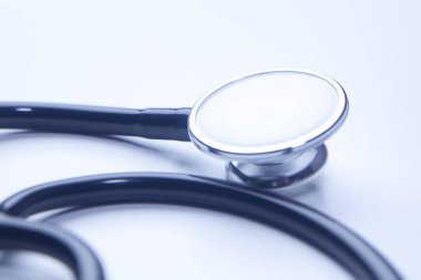 Beyaz arkaplanda steteskop